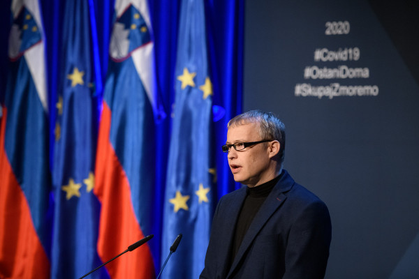 Ekonomist Lahovnik o tem, kako daleč je Slovenija od recesije